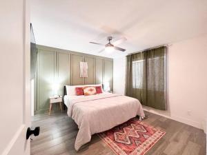 Schlafzimmer mit einem Bett und einem Deckenventilator in der Unterkunft Serene Town home in Chandler with pool in Chandler
