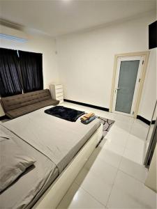 una camera con un grande letto di Huize Jeffreylaan a Paramaribo