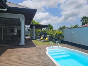 una piscina su una terrazza accanto a una casa di Huize Jeffreylaan a Paramaribo