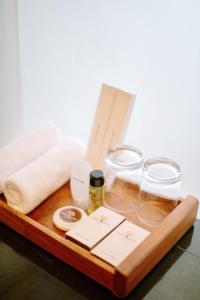 una bandeja de madera con cosméticos y otros artículos. en Mahogany Hotel, en Nusa Dua