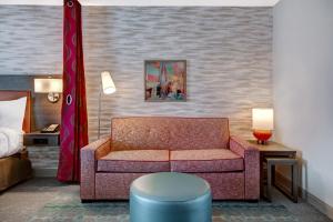Home2 Suites By Hilton Garden Grove的休息区
