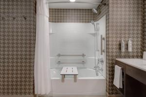 Home2 Suites By Hilton Garden Grove的一间浴室