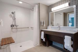 Home2 Suites By Hilton Garden Grove的一间浴室