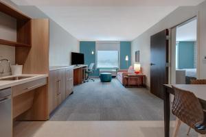 Home2 Suites By Hilton Garden Grove的电视和/或娱乐中心