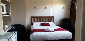 Postel nebo postele na pokoji v ubytování Commodore Motor Lodge