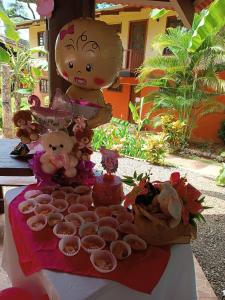 uma mesa com um monte de bichos de peluche e queques em Manantial de Vida em Bejuco
