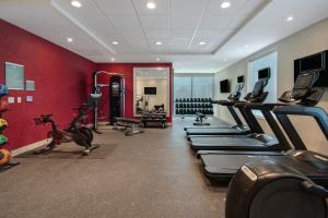 Home2 Suites By Hilton Garden Grove的健身中心和/或健身设施