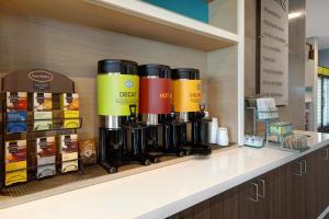 Home2 Suites By Hilton Garden Grove的咖啡和沏茶工具
