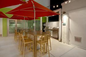 Home2 Suites By Hilton Garden Grove的厨房或小厨房