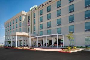 加登格罗夫Home2 Suites By Hilton Garden Grove的一座办公楼前挂着一面美国国旗