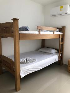 a couple of bunk beds in a room at Hermoso Apartamento en Caribe Campestre in Coveñas