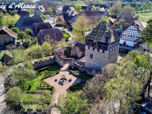 uma vista aérea de um antigo castelo numa aldeia em Gîte Baldersheim, 4 pièces, 5 personnes - FR-1-744-6 em Baldersheim