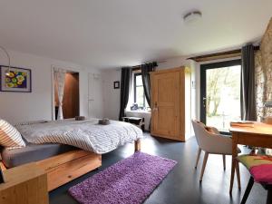 Schlafzimmer mit einem Bett, einem Tisch und Stühlen in der Unterkunft Gîte Leymen, 2 pièces, 2 personnes - FR-1-744-7 in Leymen