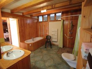 uma casa de banho com 2 lavatórios, uma banheira e um WC. em Gîte Bretten, 3 pièces, 6 personnes - FR-1-744-18 em Bretten