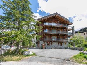 a large log house with a tree in front of it at Prestige et luxe au cœur de Val-d'Isère, proche des pistes - FR-1-694-323 in Val dʼIsère