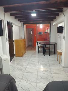 - un salon avec une table et une salle à manger dans l'établissement Monoambiente excelente ubicación no mascotas, à Mendoza