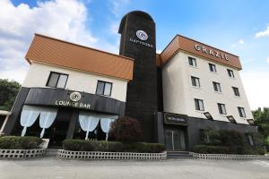 a building with a sign that reads grote bar at Gapyeong Grache Hotel in Gapyeong