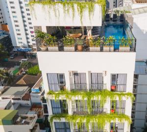 ein Apartmenthaus mit Pflanzen auf den Balkonen in der Unterkunft Aaron Boutique Hotel in Nha Trang
