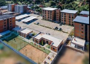 an aerial view of a building with a tennis court at Fantastico en Luque con Cochera Zona Aeropuerto in Luque