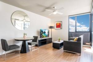 a living room with a table and chairs at Vibrant Inner City Living 1 bedroom Apartment in Brisbane