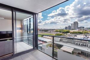 an apartment balcony with a view of a city at Vibrant Inner City Living 1 bedroom Apartment in Brisbane