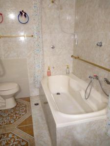 a bathroom with a tub and a toilet at Acuarela del Rio H#1 Cerca Terminal Terrestre Habitación privada con baño in Guayaquil