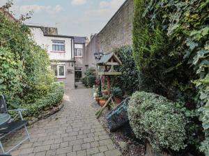 En have udenfor Victoria Cottage