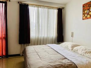 Säng eller sängar i ett rum på Apartemen Paladian Kelapa Gading