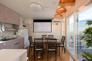 箱根町にある和光荘 Harmonious Light Southのテーブルと椅子のあるキッチンとダイニングルーム