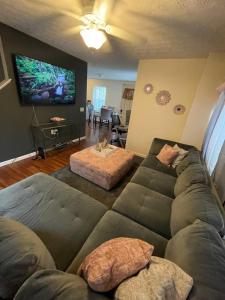 uma sala de estar com um sofá e uma televisão de ecrã plano em Home sweet home em Columbus