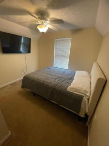 um quarto com uma cama e uma ventoinha de tecto em Home sweet home em Columbus