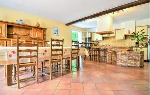 cocina con mesa y sillas en una habitación en Gorgeous Home In Laudun L Ardoise With Kitchen, en Laudun