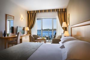 Postel nebo postele na pokoji v ubytování Aminess Vival Grand Azur Hotel