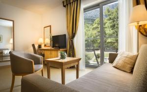 TV a/nebo společenská místnost v ubytování Aminess Vival Grand Azur Hotel