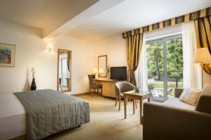 TV a/nebo společenská místnost v ubytování Aminess Vival Grand Azur Hotel