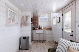 Kuchyň nebo kuchyňský kout v ubytování Convient tiny home private deck