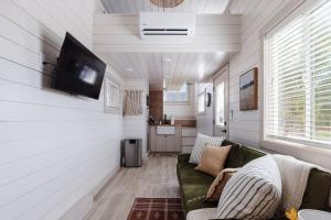 TV a/nebo společenská místnost v ubytování Convient tiny home private deck