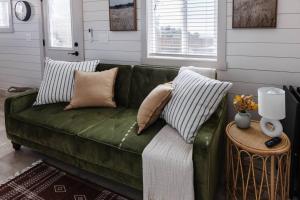 Posezení v ubytování Convient tiny home private deck