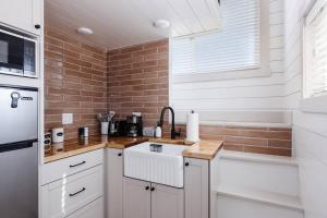 Kuchyň nebo kuchyňský kout v ubytování Convient tiny home private deck