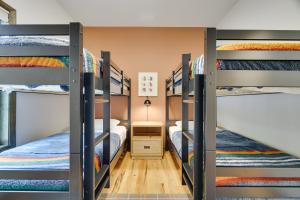 um quarto com 3 beliches num dormitório em The Oasis at Arrowhead em Arrowhead Lake