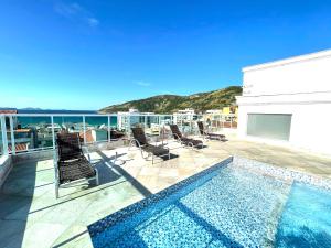 uma piscina no telhado de uma casa em Luz do Sol Prainha - 3 Quartos em Arraial do Cabo