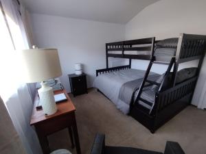 een slaapkamer met 2 stapelbedden en een tafel met een lamp bij 3 Bedrooms-SF Napa Ready! in Vallejo