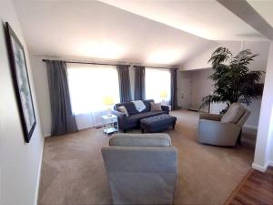 een woonkamer met 2 banken en 2 stoelen bij 3 Bedrooms-SF Napa Ready! in Vallejo