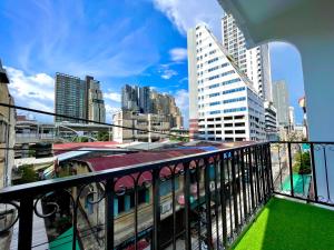 balcone con vista sulla città di k4 be chill *Wongwianyai BTS_80m*Family&Friend* a Godown