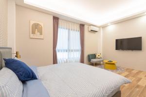 a bedroom with a bed and a flat screen tv at 花蓮民宿日光漫旅-近東大門夜市 免費停車場 in Hualien City