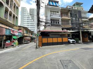 una strada vuota in una città con edifici alti di k4 be chill *Wongwianyai BTS_80m*Family&Friend* a Godown