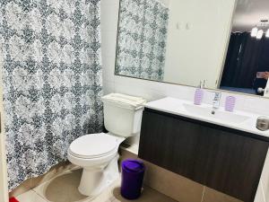 a bathroom with a toilet and a sink and a mirror at Departamento de lujo - Completamente equipado - Vista al mar Amplia Terraza - 02 Habitaciones - Parking Techado Gratis in Antofagasta