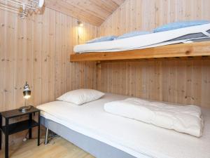 מיטה או מיטות קומותיים בחדר ב-Holiday home Oksbøl VIII
