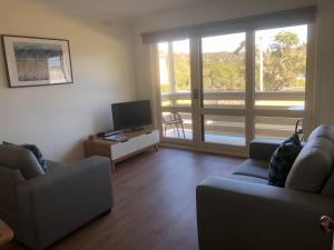 TV a/nebo společenská místnost v ubytování Unit 14 Buckland Drive, Mallacoota