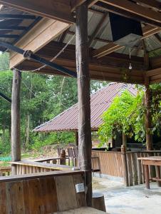 un padiglione in legno con tavolo da picnic e panche di Fat Monkey a Koh Rong Island
